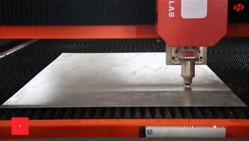 床身為整體焊接結構，橫梁為鑄鋁件，均經多次時效處理，動態響應好。